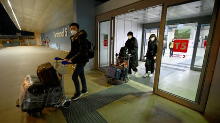 Des voyageurs arrivant de Chine à l'aéroport international Fiumicino de Rome (Italie), le 29 décembre 2022. (FILIPPO MONTEFORTE / AFP)