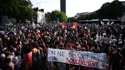 Des manifestants lors d'un rassemblement de soutien au collectif Les Soulèvements de la Terre, à Nantes (Loire-Atlantique), le 21 juin 2023. (LOIC VENANCE / AFP)