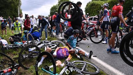 Ce Tour de France c’est aussi des chutes. Lors de la&nbsp;1re étape, la pancarte d'une spectatrice placée négligemment sur la route des coureurs a provoqué une chute collective. Rassurez-vous, malgré cette image, Bryan Coquard (B&amp;B Hotels p/b KTM) et Kristian Sbaragli (Alpecin-Fenix) remonteront sur leur vélo et finiront l’étape.&nbsp; (ANNE-CHRISTINE POUJOULAT / AFP)