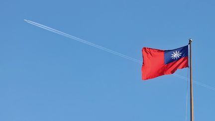 Un avion dans le ciel de Taïwan, le 15 octobre 2024. (I-HWA CHENG / AFP)