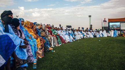 Des militants attendent Sidi Mohamed Ould Boubacar, ancien Premier ministre et candidat à l'élection présidentielle du 22 juin 2019, soutenu par le parti islamiste d'opposition Tewassoul, lors d'une manifestation électorale au stade Mellah de Nouakchott le 30 mars 2019. (CARMEN ABD ALI / AFP)