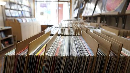 Les bacs de vinyls au Tiki Vinyl Store de Lyon. (TIKI VINYL STORE)