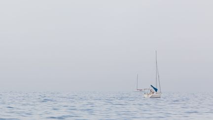 Un père et sa fille ont été retrouvés jeudi 20 août sur leur voilier à plus de 550 kilomètres au large de La Rochelle, en Charente-Maritime. (photo d'illustration) (AURELIEN MORISSARD / MAXPPP)