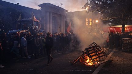 Des agriculteurs français de la Coordination rurale devant la préfecture d'Agen pour participer à une manifestation nationale contre l'accord UE-Mercosur à Agen, dans le sud-ouest de la France, le 19 novembre 2024. (THIBAUD MORITZ / AFP)