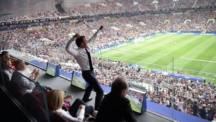 Le président de la République, Emmanuel Macron, laisse éclater sa joie&nbsp;après le premier but français face à la Croatie, lors de la finale de la Coupe du monde, le 15 juillet 2018.&nbsp; (ALEKSEY NIKOLSKYI / SPUTNIK / AFP)