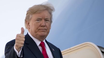 Le président américain Donald Trump lève le pouce alors qu'il s'apprêt à embarquer à bord d'Air Force One, sur la base aérienne de Saint Andrews (Etats-Unis), le 3 novembre 2017. (ANDREW HARNIK / AP / SIPA)