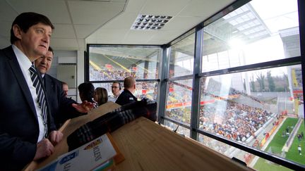 Le ministre des Sports, Patrick Kanner, au stade Bollaert de&nbsp;Lens (Nord), avant le match&nbsp;Lens-Auxerre, le 1er avril 2016. (MAXPPP)