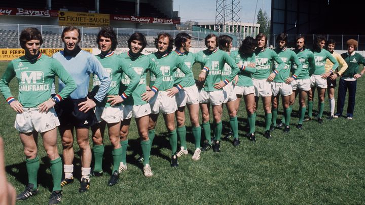 L'&eacute;quipe de Saint-Etienne, le 12 mai 1976, &agrave; la veille de la finale de la Coupe d'Europe contre le Bayern Munich.&nbsp; (AFP)