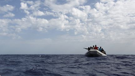  (Les migrants secourus naviguaient sur des canots de fortune © REUTERS/MOAS/Darrin Zammit Lupi)