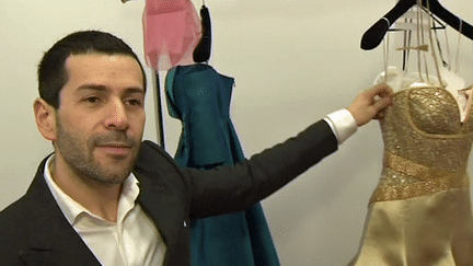 Le couturier Alexis Mabille dans son atelier de Paris
 (France 3 / Culturebox )