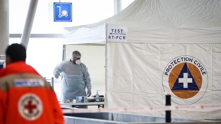 Des membres de la Croix-Rouge et de la Protection civile attendent des passagers qui atterrissent en Corse pour tester ceux qui n'ont pas de test négatif du Covid-19, le 19 décembre 2020 à Ajaccio. (PASCAL POCHARD-CASABIANCA / AFP)