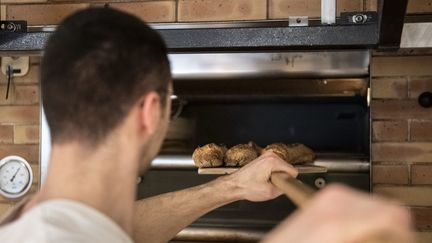 Un boulanger en Bourgogne. Image d'illustration. (EMMA BUONCRISTIANI / MAXPPP)