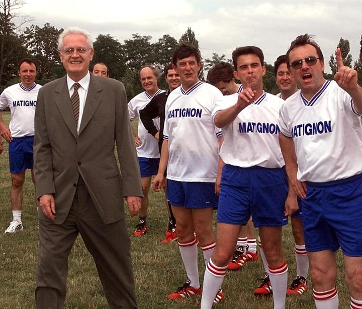 Lionel Jospin aux côtés de Manuel Valls, fer de lance de l'équipe de foot de Matignon, le 14 juillet 1999 à Cintegabelle (Haute-Garonne). (JEAN-LOUP GAUTREAU / AFP)