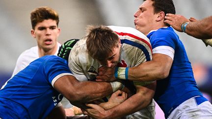 Le 3e ligne Anthony Jelonch en percussion contre l'Italie, en novembre 2020 (ANNE-CHRISTINE POUJOULAT / AFP)