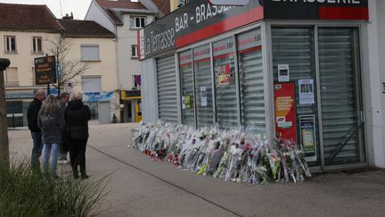 Des fleurs sont déposées devant le bar des parents d'Alexia Daval, jeune femme disparue lors d'un jogging à Gray (Haute-Saône), le 2 novembre 2017. (MAXPPP)