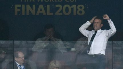 Emmanuel Macron&nbsp;laisse éclater sa joie après un but de l'équipe de France, le 15 juillet 2018, à Moscou, en Russie. (CHRISTOPHE SIMON / AFP)