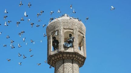 Des membres de la sécurité montent la garde dans un minaret.
  (AFP PHOTO / Aref KARIMI)