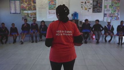 "Action breaks silence". C'est le nom d'une association qui organise des ateliers d'autodéfense dans les écoles en Afrique du sud pour apprendre aux jeunes filles à se defendre contre les violences sexuelles. (france 24)