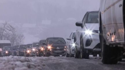 Dans la matinée du samedi 2 avril, les conditions de circulation étaient encore très perturbées par les chutes de neige dans la Loire.&nbsp;La journaliste Alexandra Marie, présente à Saint-Etienne&nbsp;(Loire), sur la route nationale 88, fait le point sur la situation. (FRANCE 3)