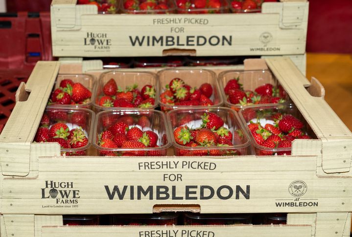 Les fraises de la Hugh Lowe Farms font le bonheur des spectateurs de Wimbledon.&nbsp; (AFP PHOTO / BOB MARTIN / AELTC)