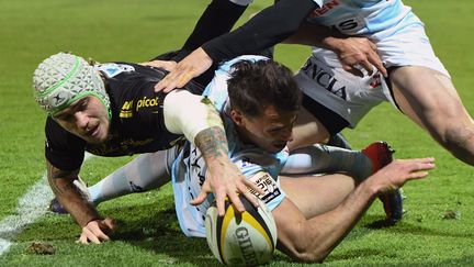 Le Rochelais Gabriel Lacroix inscrit un essai face aux Racingmen (XAVIER LEOTY / AFP)