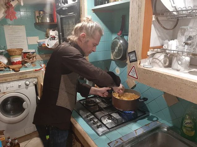 Massimo Kislitsa cuisine pour les plus démunis au siège de l'association de théâtre de rue Vico Pazzariello. (BRUCE DE GALZAIN / RADIO FRANCE)