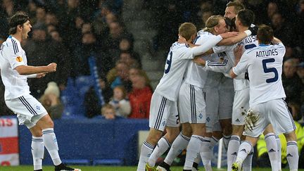 Les joueurs du Dynamo de Kiev fêtent le but d'Oleh Gusev face à Everton, le 12 mars à Goodison Park.  (OLI SCARFF / AFP)