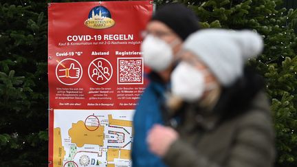 Un panneau rappelant les règles sanitaires à l'entrée du marche de Noël de Salzbourg (Autriche), le 19 novembre 2021. (BARBARA GINDL / APA VIA AFP)