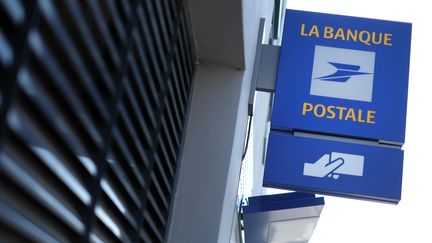 Une agence de la Banque postale &agrave; Carquefou (Loire-Atlantique), le 10 septembre 2014. (JEAN-SEBASTIEN EVRARD / AFP)