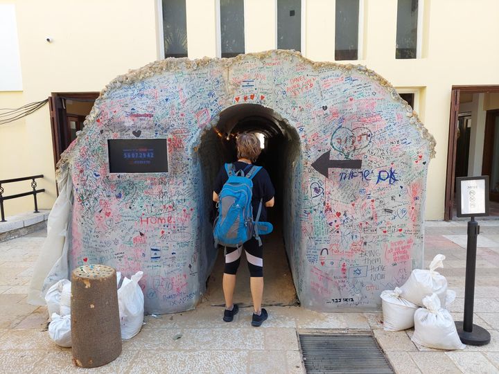 At the entrance to the tunnel, a counter indicates the duration of the hostages' detention.  (CAMILLE MAGNARD / RADIO FRANCE)