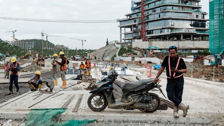 Des ouvriers sur le chantier de la construction de Nusantara, la future capitale de l'Indonésie, le 12 juillet 2024. (YASUYOSHI CHIBA / AFP)