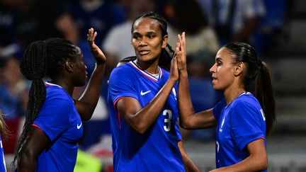 Wendie Renard célèbre avec ses coéquipières le troisième but de l'équipe de France contre la Colombie aux Jeux olympiques, au stade de Lyon, le 25 juillet 2024. (AFP)