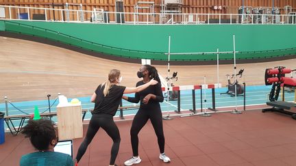 La préparatrice Anne-Laure Morigny teste Laurence Epée, la championne d'Europe par équipe d'épée (CECILIA BERDER / FRANCEINFO / RADIO FRANCE)