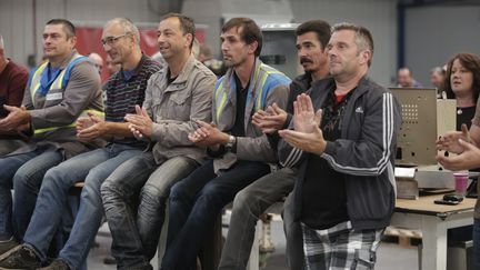 Des employés de l'usine GM&amp;S applaudissent lors d'une réunion à La Souterraine, le 29 juin 2017. (PASCAL LACHENAUD / AFP)