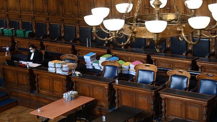 Une magistrate dans la salle d'audience du procès de Bernard Tapie dans l'affaire de l'arbitrage controversé du Crédit Lyonnais en 2008, le 10 mai 2021 au palais de justice de Paris. (ANNE-CHRISTINE POUJOULAT / AFP)