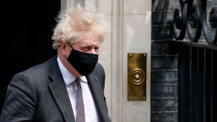 Boris Johnson devant le 10, Downing Street à Londres, résidence officielle des Premiers ministres britanniques, le 21 avril 2021. (DAVID CLIFF / NURPHOTO / AFP)