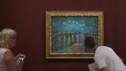 L'une des œuvres majeures de Vincent Van Gogh est née en une seule nuit seulement. Mais pour peindre "La Nuit Étoilée", le peintre fasciné par l'obscurité a dû faire face à un défi de taille. (France 2)