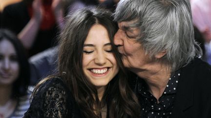 Izïa Higelin et son père, Jacques Higelin, sur le plateau de l'émission "Le Grand Journal", le 19 mars 2010. (OLIVIER LABAN-MATTEI / AFP)