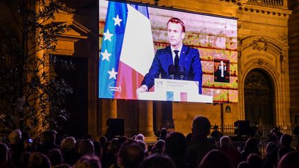 Un rassemblement sur la Place de la Sorbonne pour assister à l'hommage rendu à Samuel Paty, le mercredi 21 octobre. (BERTRAND GUAY / AFP)