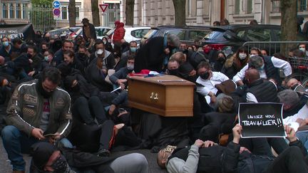 Les commerçants lyonnais annoncent leur mort prochaine dans une manifestation lugubre devant la préfecture.