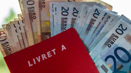 Un livret A et des billets d'euros. Photo d'illustration. (AFP)