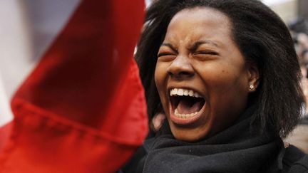 La joie d'une supporter du candidat socialiste Fran&ccedil;ois Hollande, apr&egrave;s l'annonce des r&eacute;sultats, dimanche soir. (LAURENT CIPRIANI / AP / SIPA)