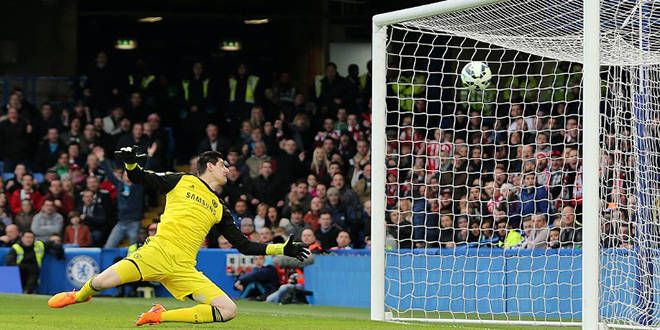 Le gardien de Chelsea Thibaut Courtois battu par une frappe de 61m