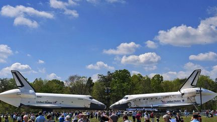 La navette am&eacute;ricaine Discovery (D) est expos&eacute;e devant la navette&nbsp;Enterprise au&nbsp;centre Udvar-Hazy du Mus&eacute;e national de l'air et de l'espace de la Smithsonian Institution &agrave; Chantilly (Virginie), le 19 avril 2012. (BILL O'LEARY / AP / SIPA)