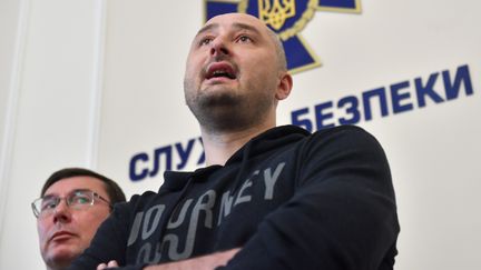 Le journaliste russe anti-Kremlin Arkady Babchenko&nbsp;lors d'une conférence de presse au service de sécurité ukrainien à Kiev le 30 mai 2018. (SERGEI SUPINSKY / AFP)