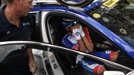 "J'y croyais, j'en ai marre" : Thibaut Pinot en larmes après son abandon