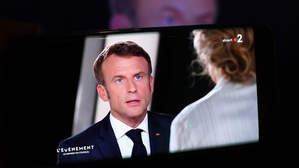 Le président de la République Emmanuel Macron face à la journaliste Carole Roux, sur France 2 le 12 octobre 20222 (MOURAD ALLILI / MAXPPP)