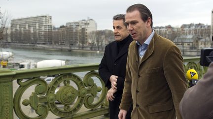 L'ancien pr&eacute;sident Nicolas Sarkozy au c&ocirc;t&eacute; de Guillaume Lambert, son directeur de campagne lors de la pr&eacute;sidentielle de 2012, le 18 f&eacute;vrier 2012 &agrave; Paris. (LIONEL BONAVENTURE / AFP)