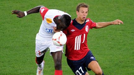 Mathieu Chalme face à Joe Cole  (PHILIPPE HUGUEN / AFP)