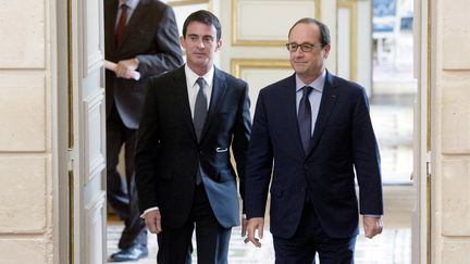 Manuel Valls (G.) et Fran&ccedil;ois Hollande &agrave; l'Elys&eacute;e, le 22 octobre 2014.&nbsp; (ALAIN JOCARD / AFP)